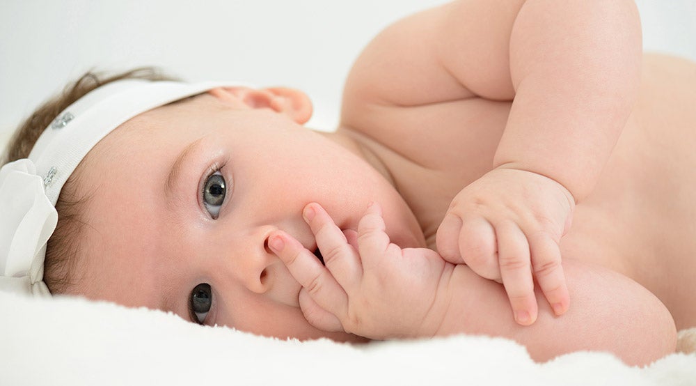 嬰兒長時間吸手指的動作,可能會導致手指變形或牙齒發育問題,也會影響孩子的語言發展進程