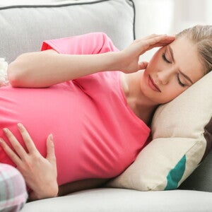 孕婦頭痛如何緩解？喝水熱敷多休息