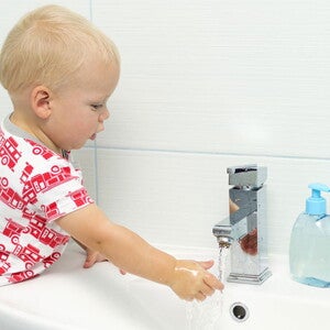 嬰幼兒體溫幾度算發燒？若是發現未滿六個月大的嬰幼兒體溫測量超過38度時，建議盡快就醫，因為發燒可能是寶寶身體受感染的警訊！