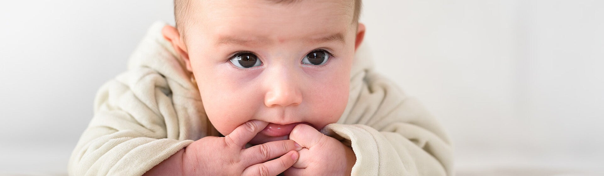嬰兒幾個月會吃手手？吸吮反射從胎中就開始